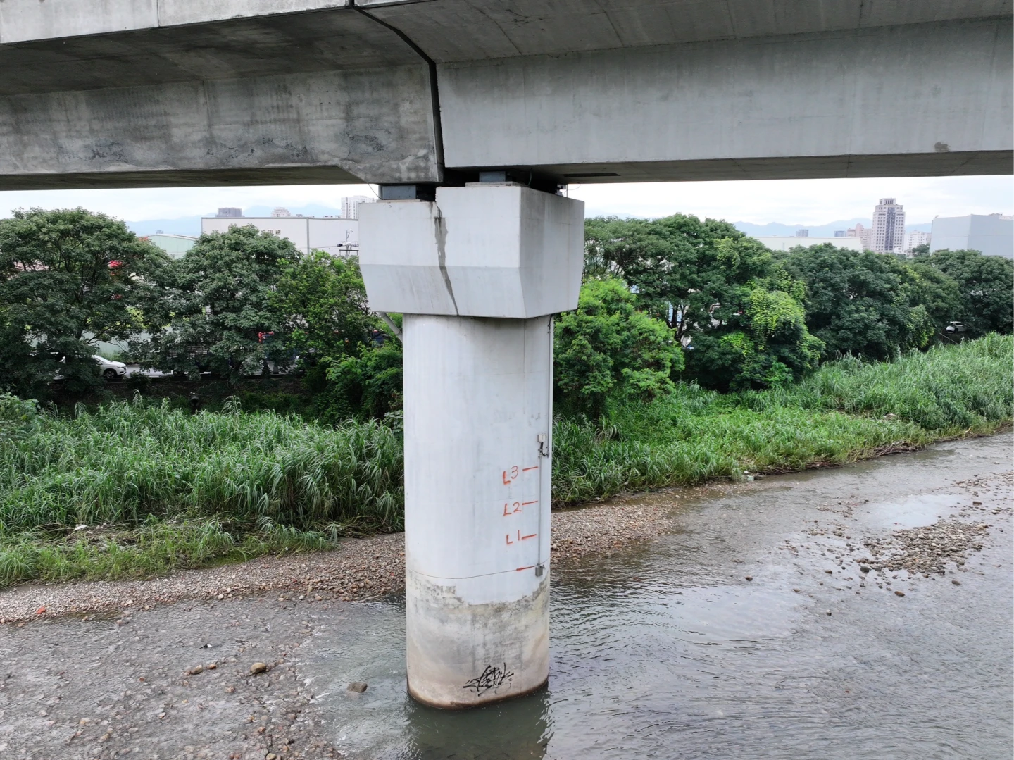民眾質疑高鐵台中軌道柱子疑有裂痕,高鐵強調是近日下雨產生之水痕。高鐵提供