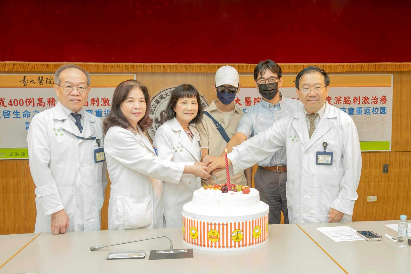 深腦刺激術是一個高度仰賴團隊合作的治療,在台大醫院由「巴金森暨動作障礙中心」主導。台大醫院提供