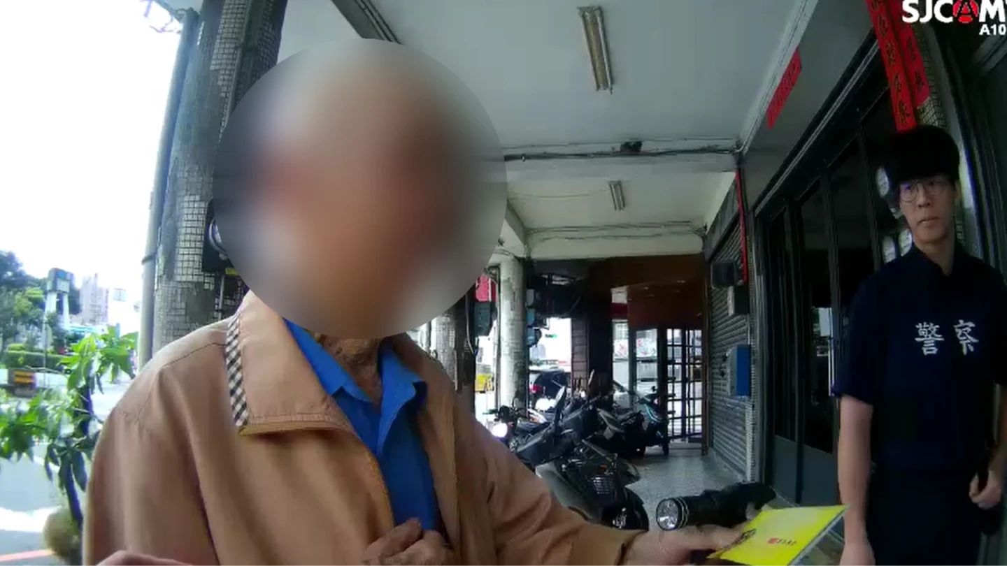台中市一名林姓失智老翁,迷失街頭竟秀出存摺攔車,警方獲報根據其手上佩戴手環,聯繫上家屬帶他返家。警方提供