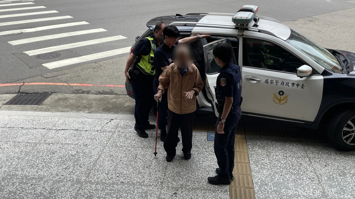 警方將林姓老翁帶回派出所。警方提供