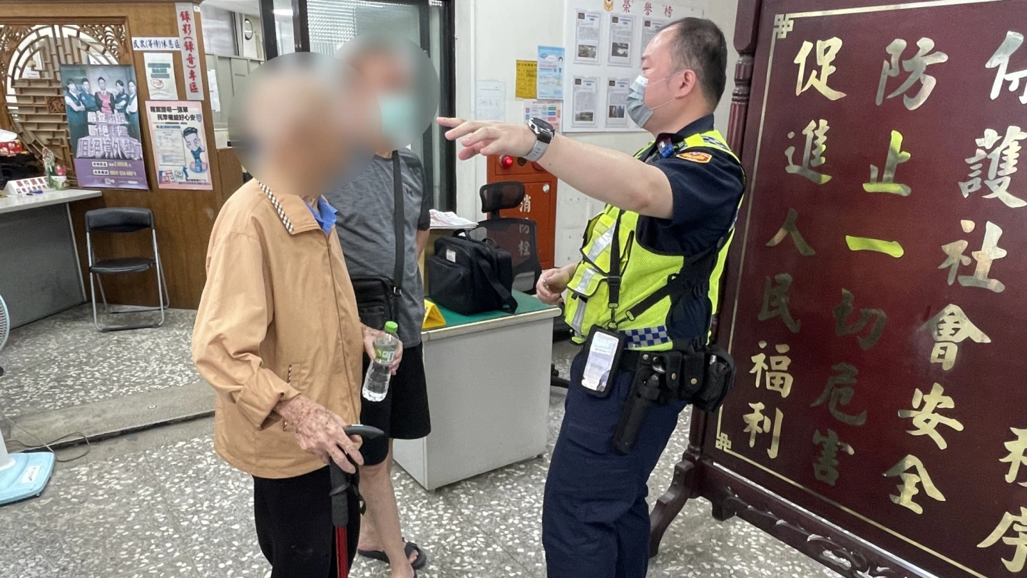 林姓老翁兒子到派出所將父親帶回,並感謝警方熱心協助。警方提供