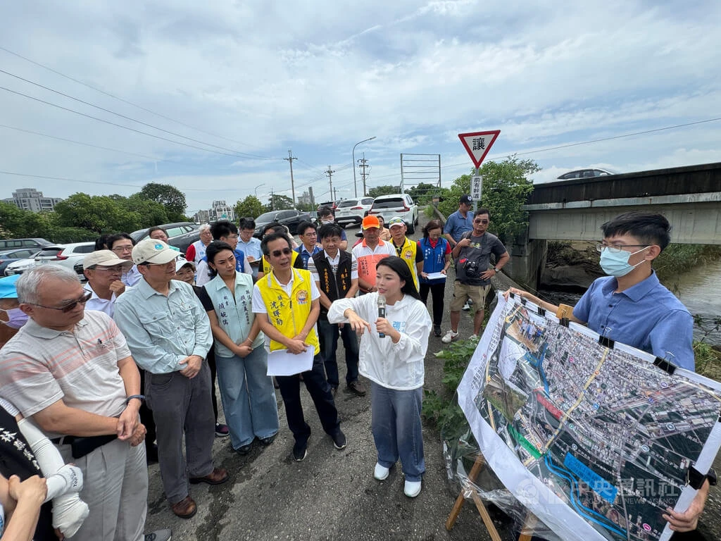 雲林縣連日降雨不斷,3日斗南鎮建國三路等地淹水,國民黨立委張嘉郡(持麥克風者)5日邀集相關單位會勘,研擬治水計畫,並建議縣府儘速設置水門或逆止閥,改善排水系統。中央社