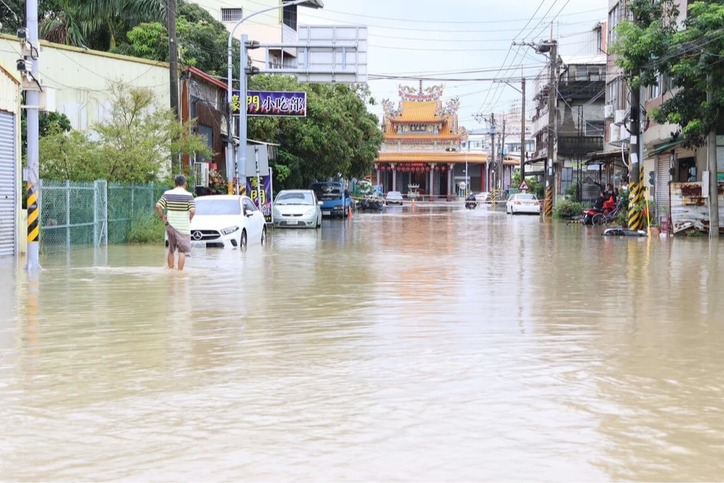 雲林豪雨造成大湖口溪水位暴漲灌進民宅,竟因下水道系統排放口未設置倒灌防護設施釀災。圖/民眾提供
