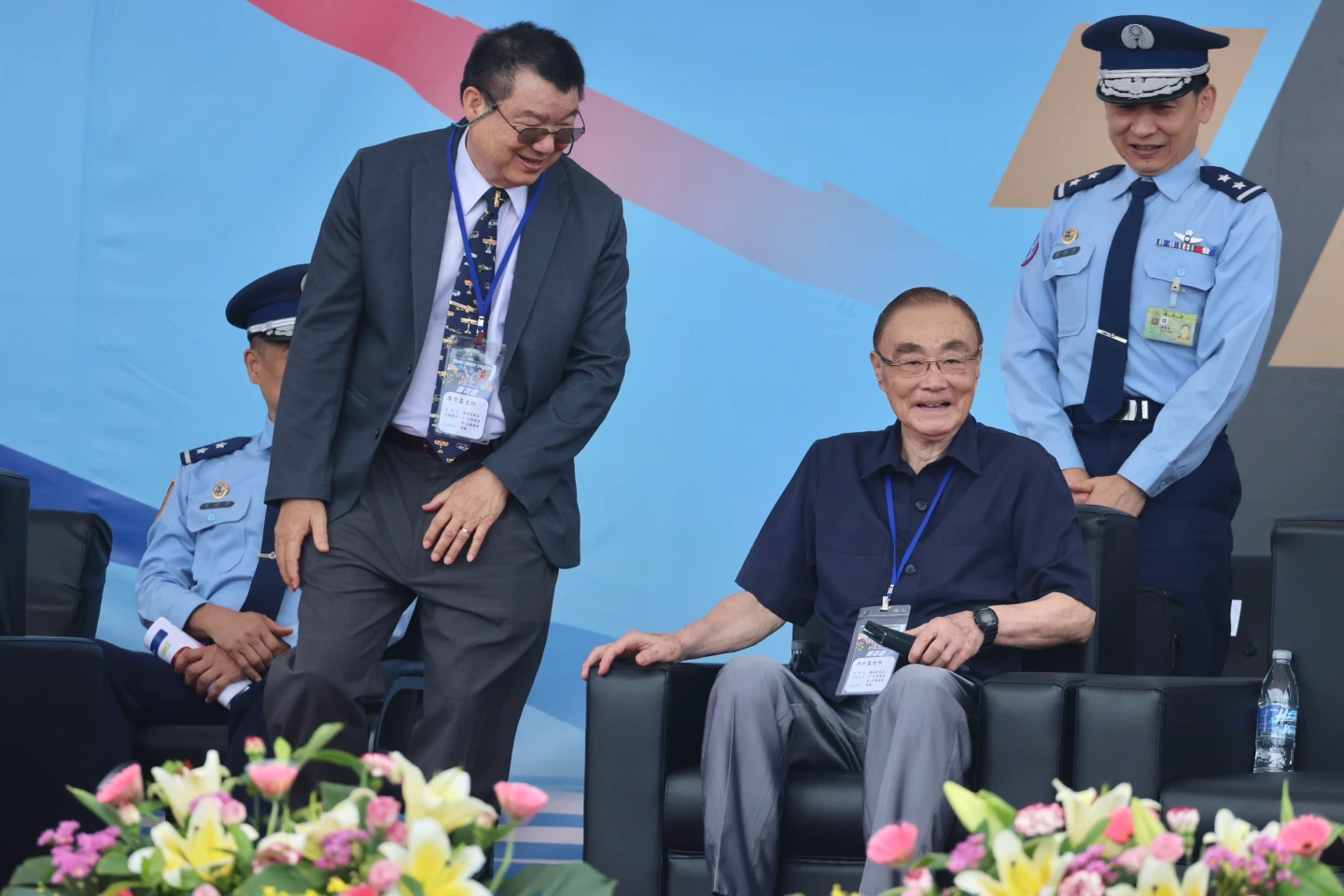 雷虎小組交接,飛官出身的國防部前部長馮世寬也出席典禮。林林攝