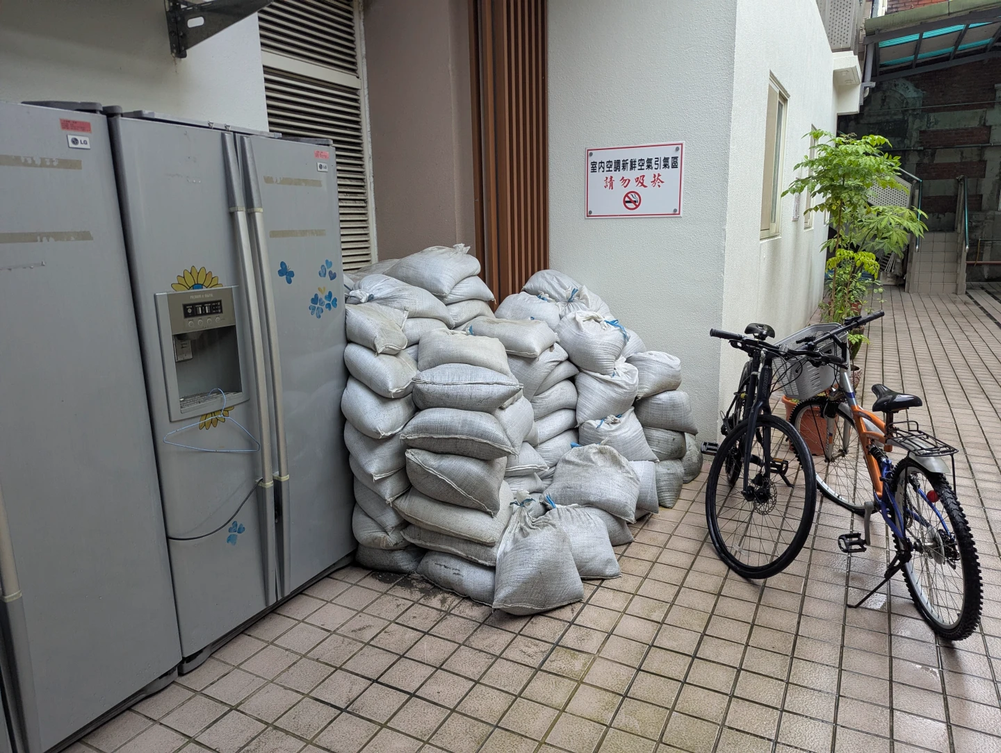 立法院青島一館發生淹水事件,助理急拿沙包阻擋。蘇柏銓攝