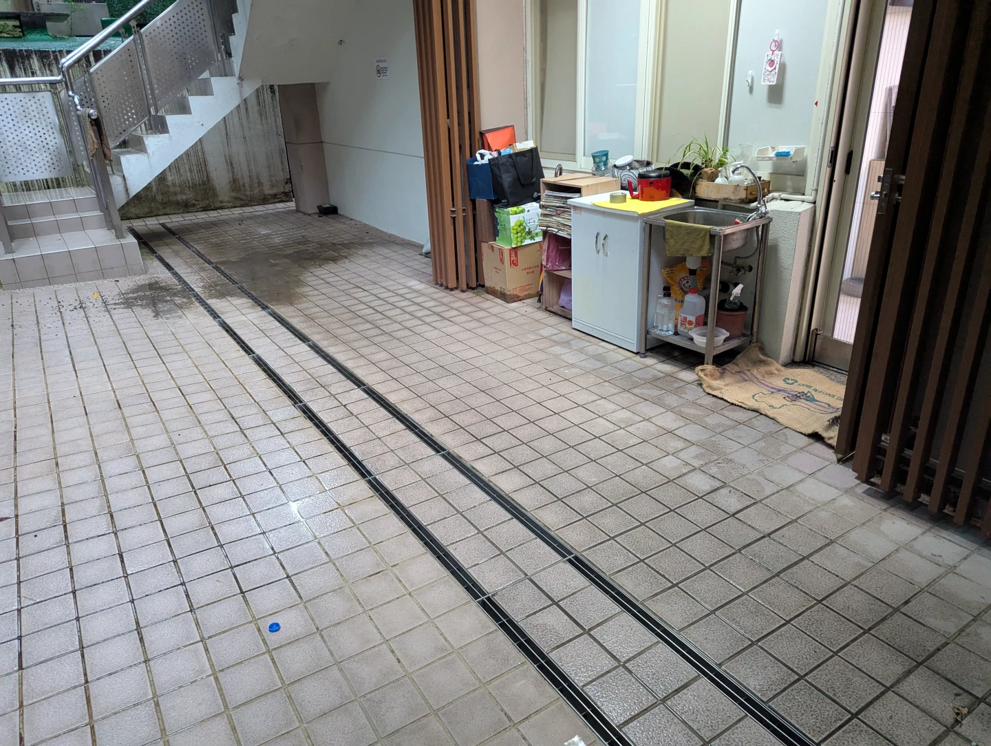 記者稍早前去青島一館,現場已經退水完畢。蘇柏銓攝