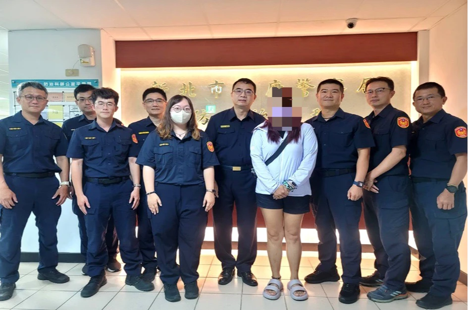 死者胞妹與警方合影。新北市警察局提供