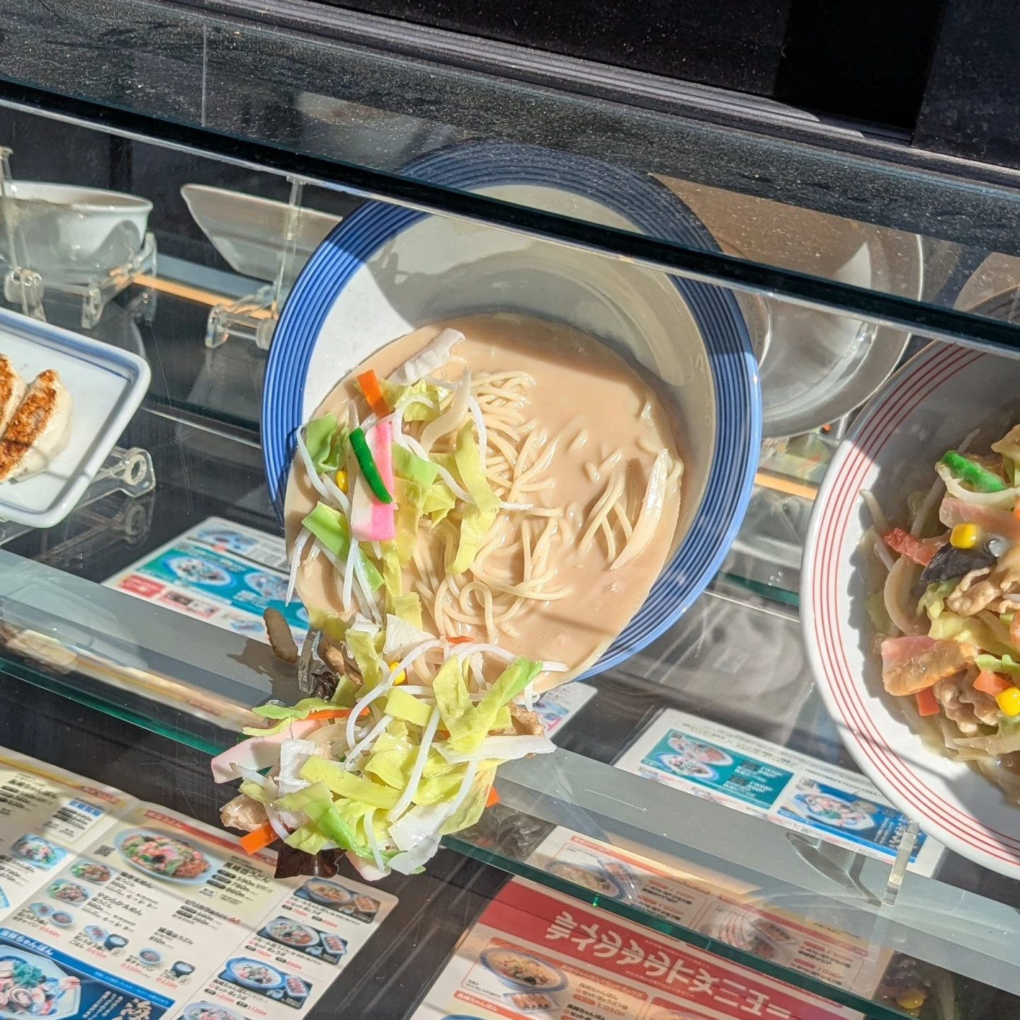 福岡市區一家餐廳櫥窗裡的拉麵模型,2日熱到融化。翻攝X@tomozh