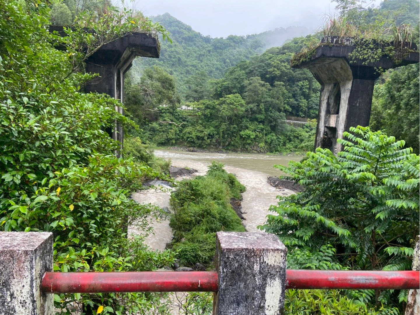 今天下午烏來山區降下豪大雨,南勢溪暴漲。翻攝畫面