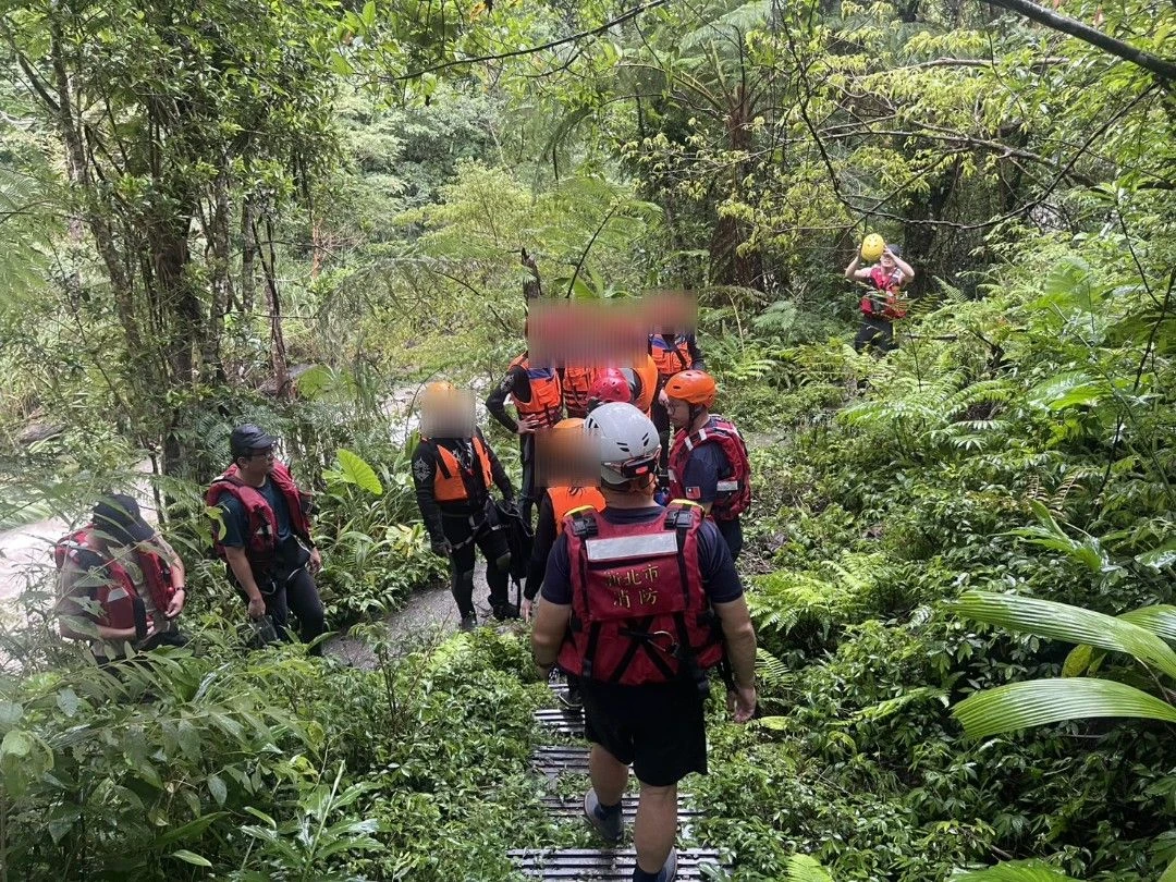 中華基督教以琳關懷協會溯溪團17人,今天下午因南勢溪溪水暴漲一度困求援。翻攝畫面