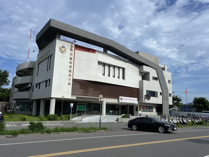 台東一名婦人民國112年2月騎機車打方向燈連轉2次彎,台東分局員警認為違規予以攔停,並要求酒測,但婦人拒絕,遭裁罰新台幣18萬元。婦人後來向行政法院提起訴訟,法官認為婦人使用方向燈無不當,撤銷罰款。圖為台東警分局外觀。中央社