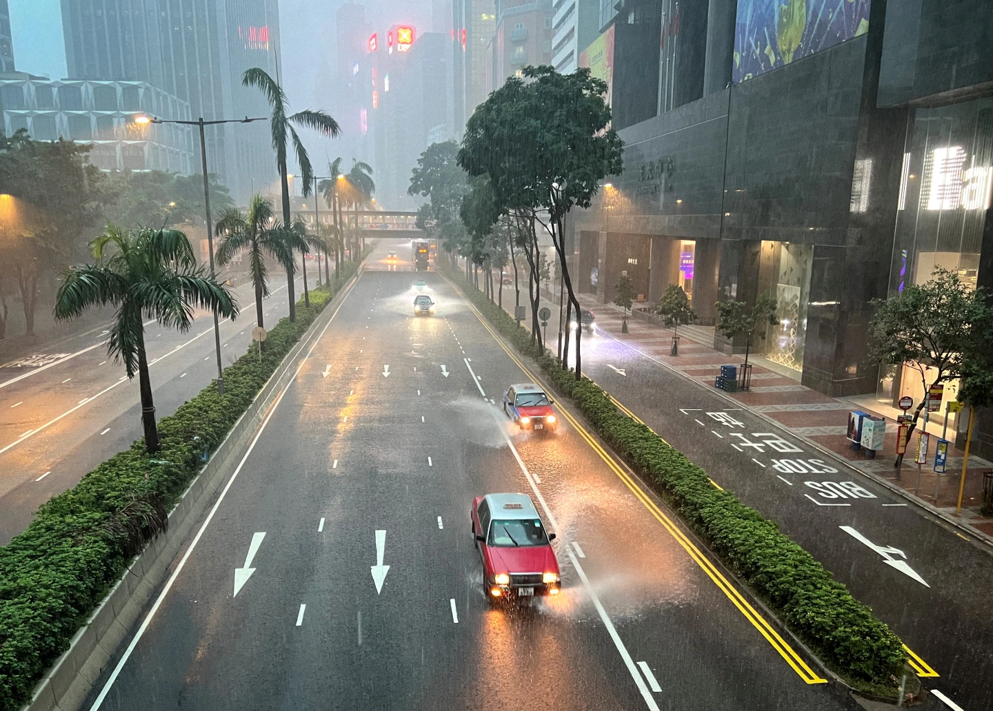 香港從4日晚間開始雷雨交加,5日凌晨香港島灣仔告士打道已積水,汽車駛過激起陣陣水花。法新社