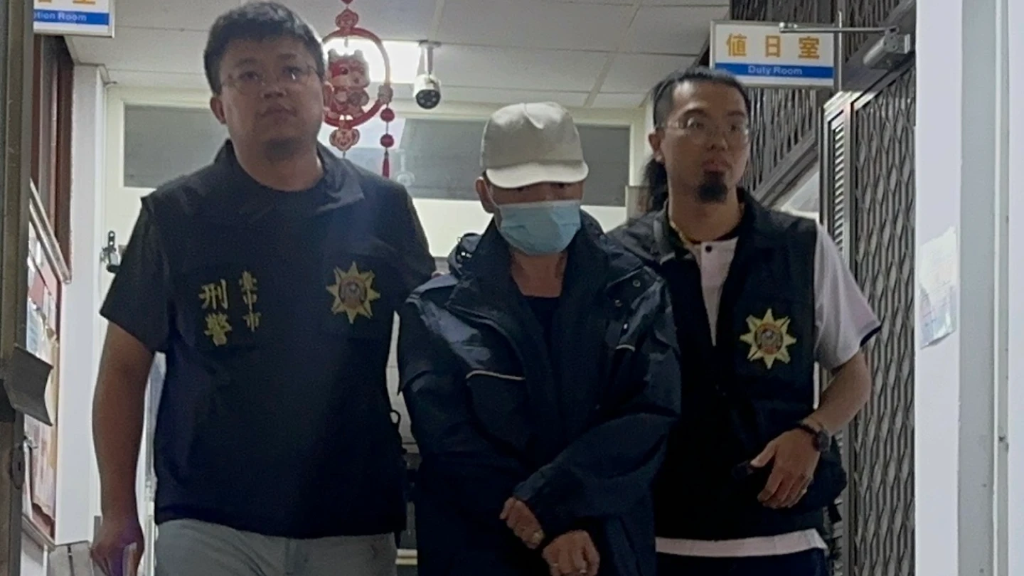 康姓男子涉共同犯殺人罪,晚間偵訊後移送台中地檢署。讀者提供