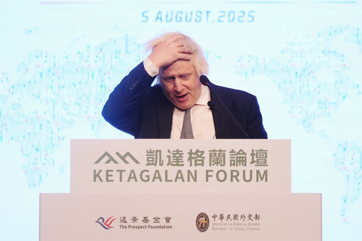 不整齊頭髮成為強生的招牌造型。陳卓邦攝