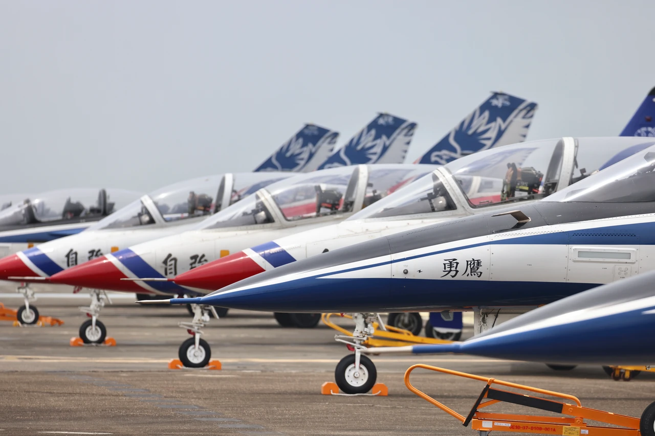 台東空軍基地爆意外！勇鷹煞車失效「滑入草地」受損　幸人員平安