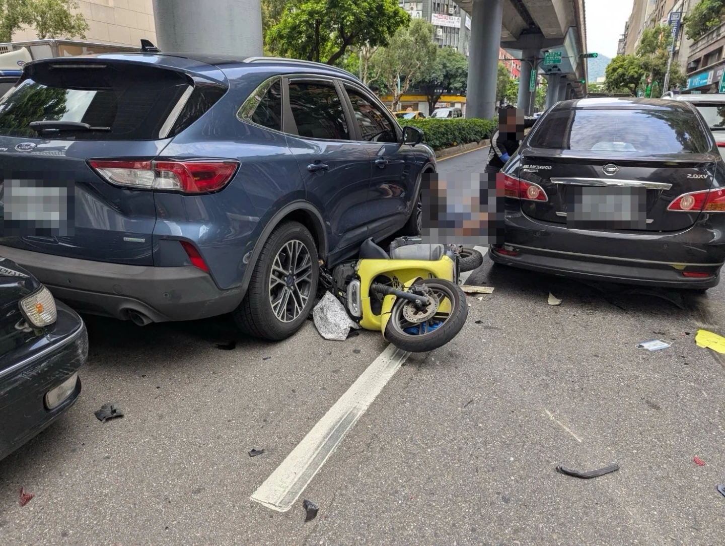 北市大安區下午發生連續車禍,機車騎士一度受困保險桿,幸經警消救出無大礙。翻攝畫面