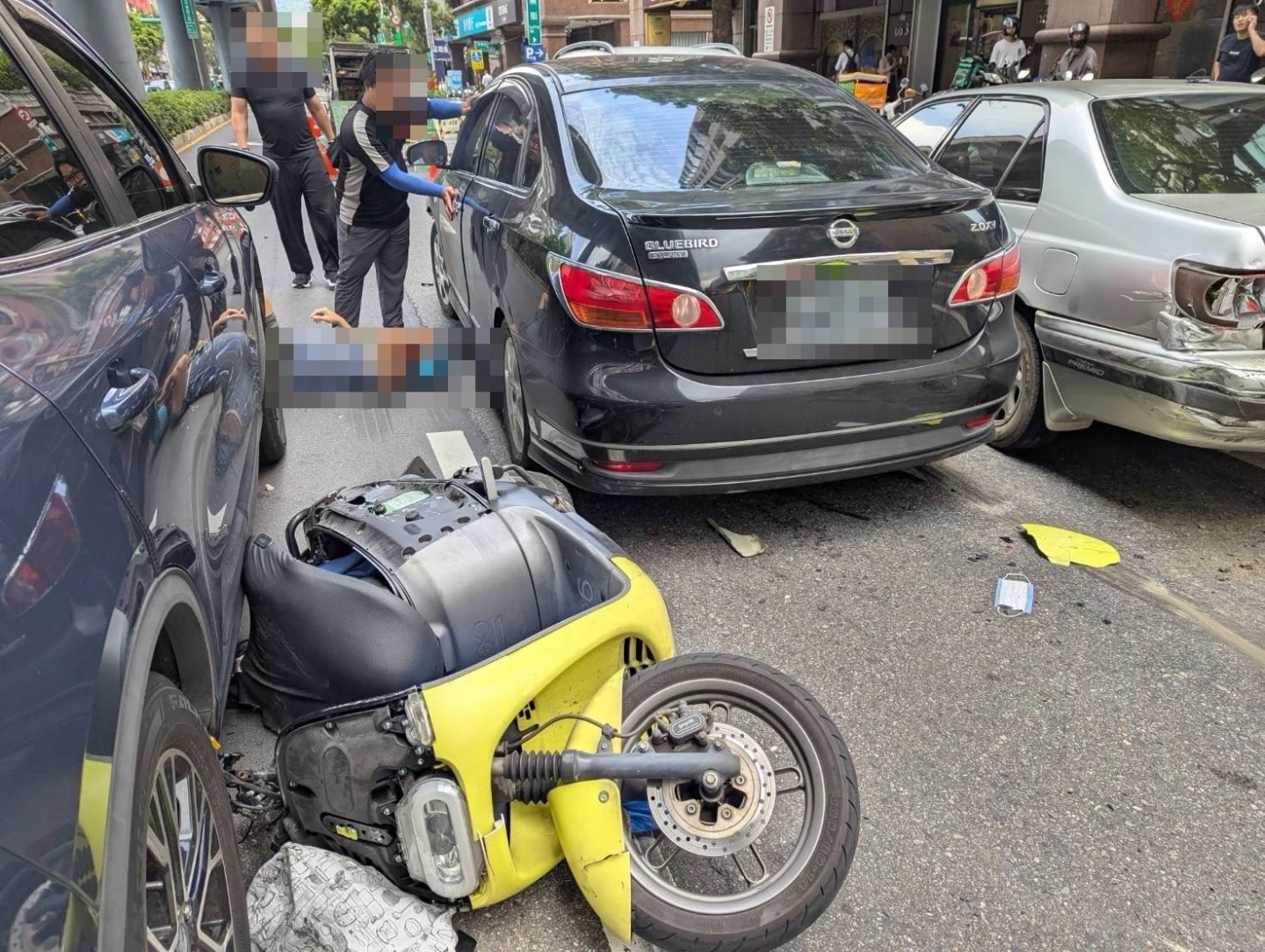 機車騎士一度受困。翻攝畫面