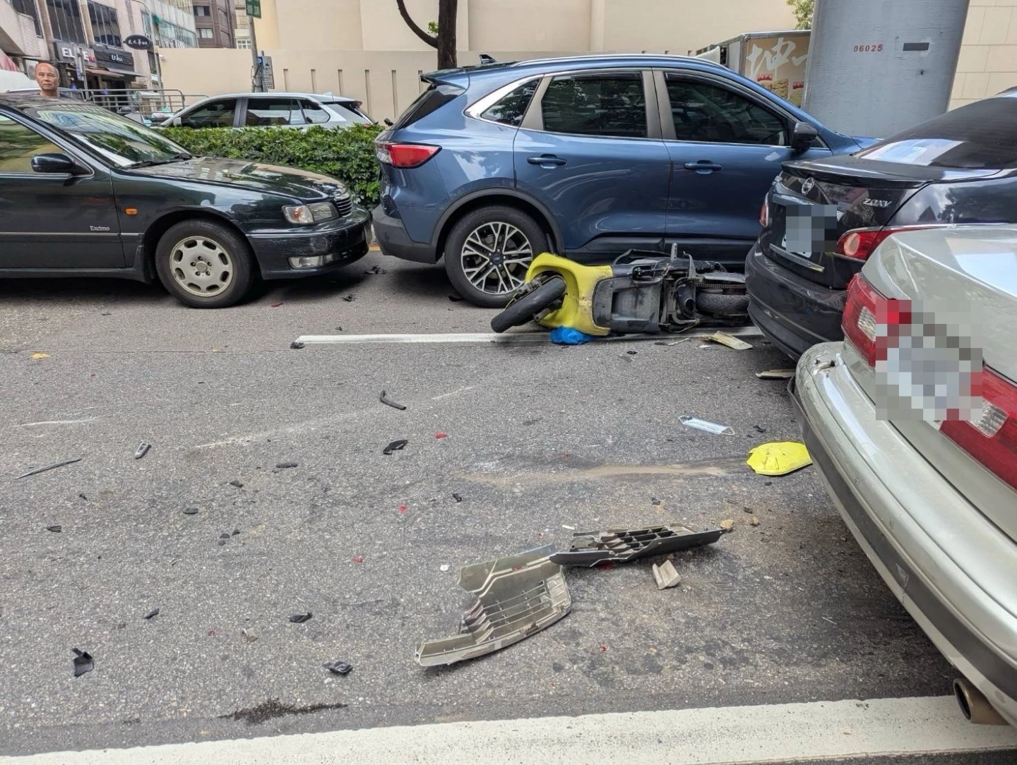 事故現場車輛零件散落一地。翻攝畫面