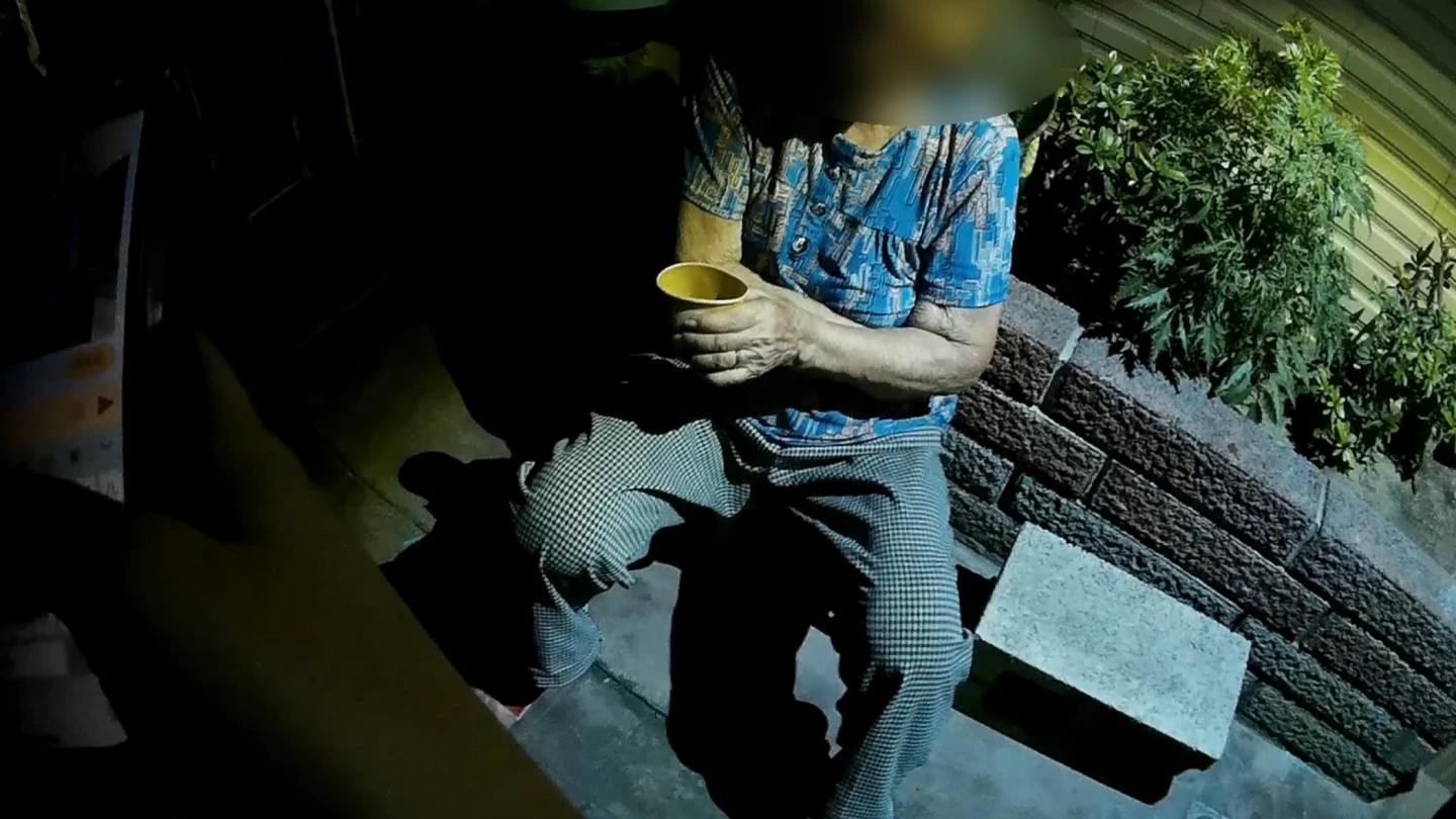 台中市南屯區高齡92歲的張姓阿嬤,因迷途加上患有失智,勿將他人住處當成自家,所幸在警方協助下,順利聯繫上家人帶她返家。警方提供
