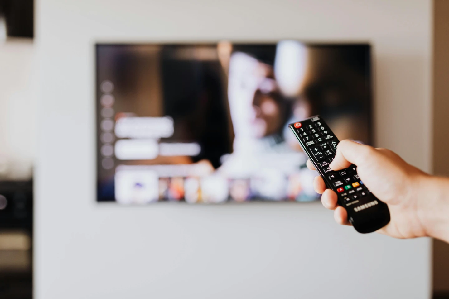 今天起有許多民眾發現看不到Discovery、TVBS歡樂台等頻道。翻攝自pexels