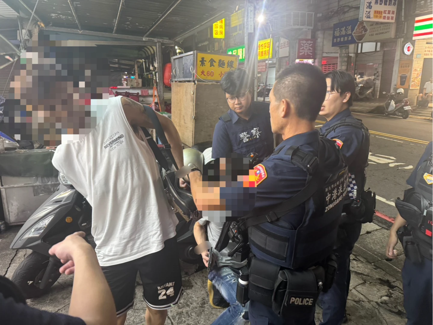 新莊警方昨晚攔查一輛機車,查獲各式毒品依法送辦。翻攝畫面