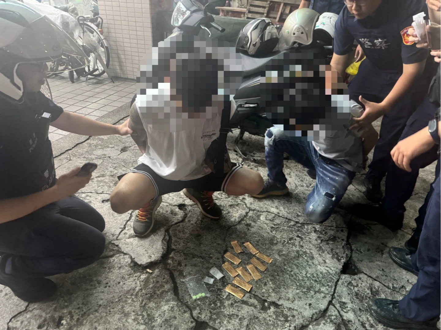 警方逮捕兩男依法送辦。翻攝畫面