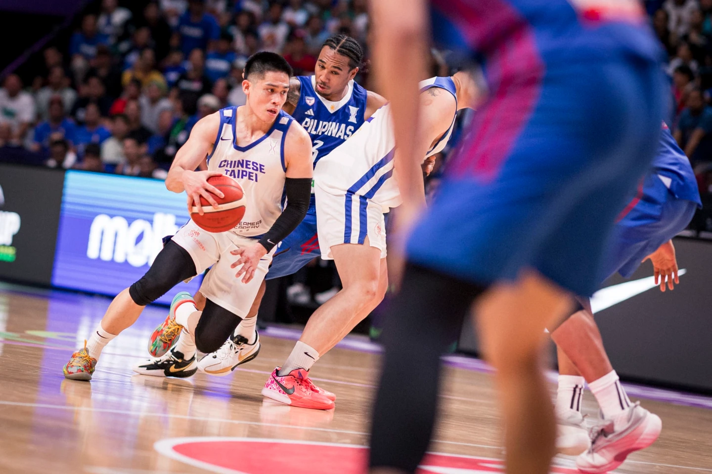 中華男籃在亞洲盃首戰靠著陳盈駿(左)獨拿34分扳倒菲律賓。FIBA提供