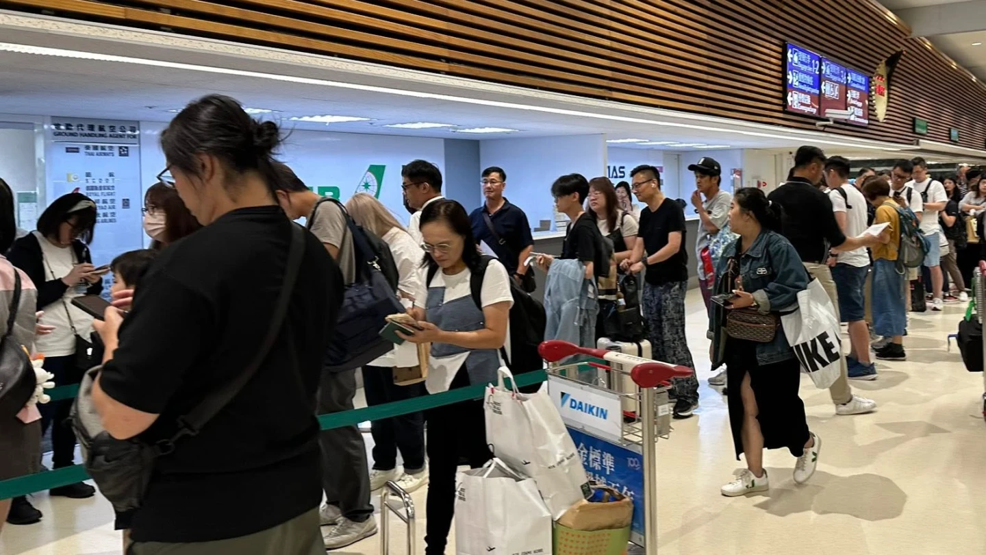 國泰航空被旅客控訴,全班機70名乘客行李未抵達。翻攝自爆料公社公開版
