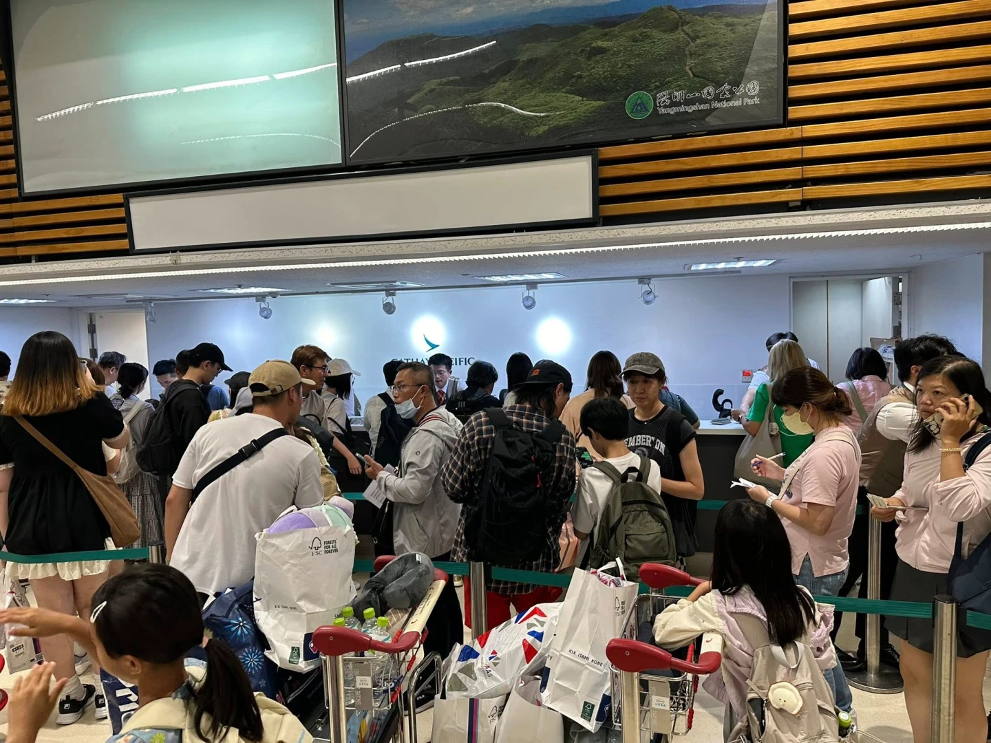 國泰航空被旅客控出包,班機抵台行李竟留在日本。翻攝自爆料公社公開版