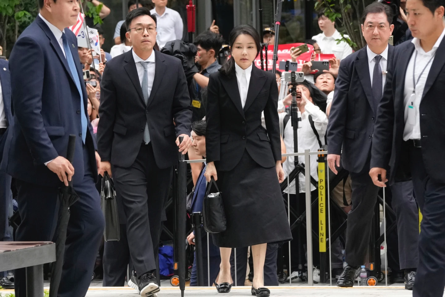 南韓歷任總統夫人史上首次公開到案。美聯社