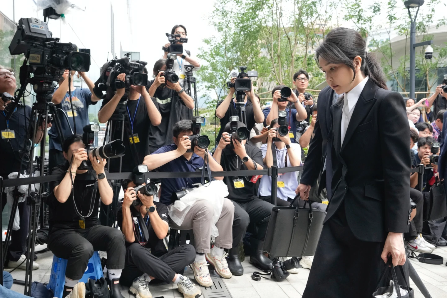 金建希公開到案,引發媒體關注。美聯社