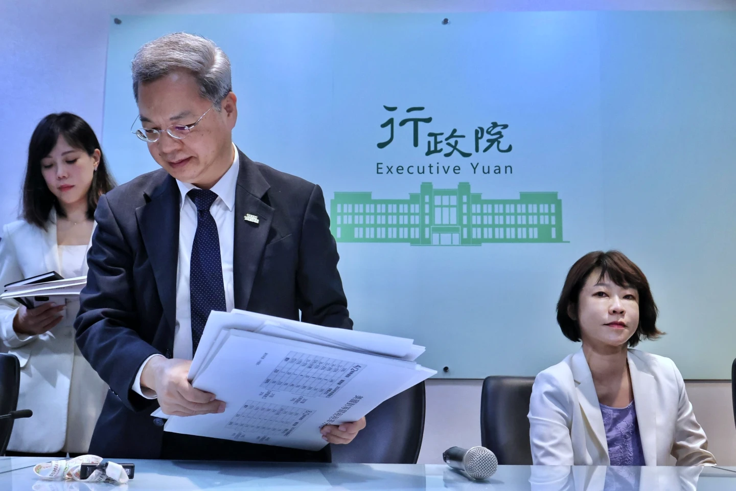 龔明鑫準備多個手板向媒體說明關稅衝擊。林林攝