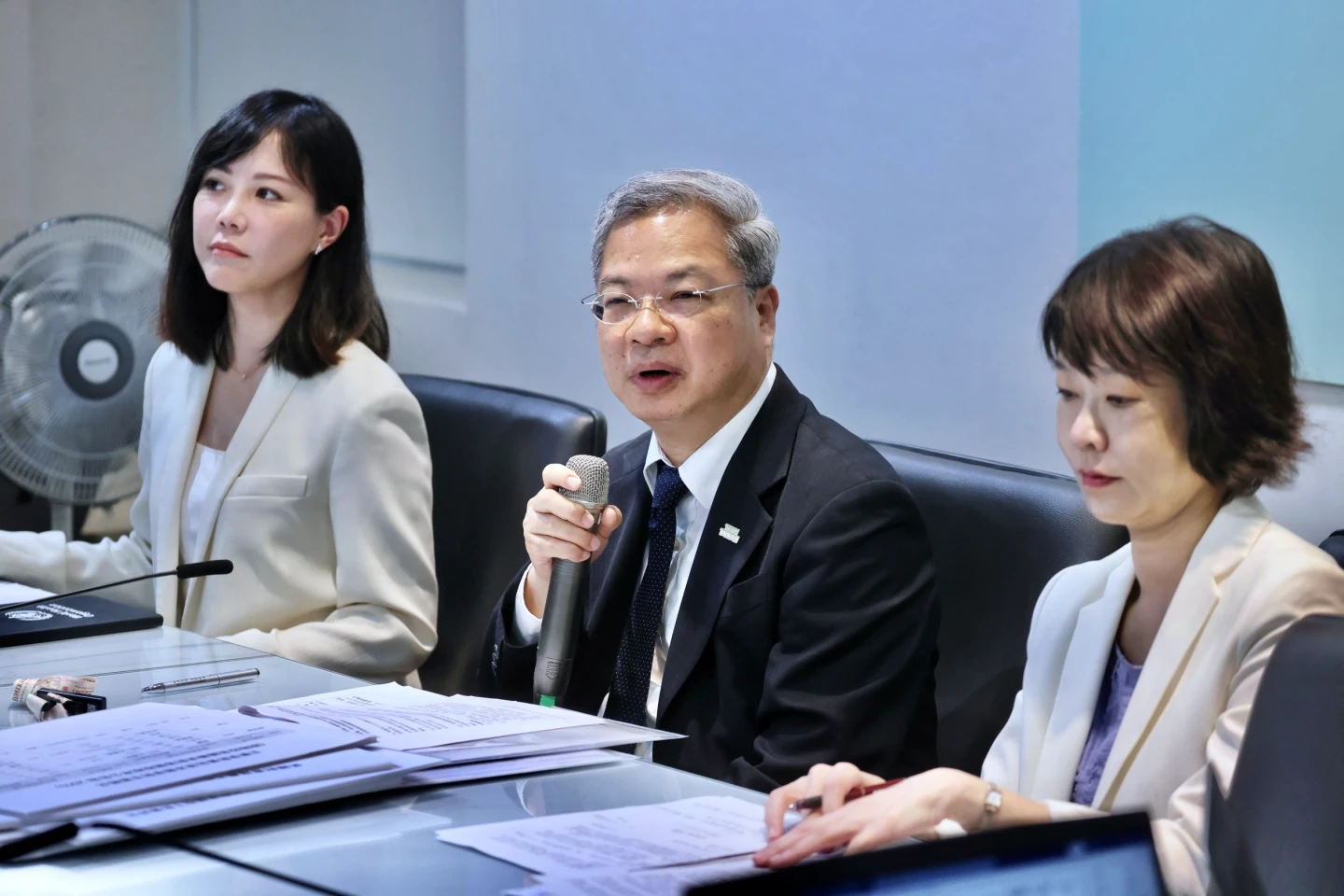 (左起)政院發言人李慧芝、龔明鑫、政院經貿辦副總談判代表顏慧欣。林林攝