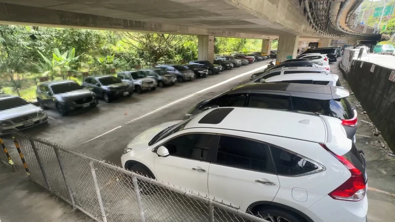 台62線萬瑞快速道路大武崙出口橋下空間為無償借用,基隆地檢署偵辦此處涉及停車收費案,5日上午指揮調查官搜索基隆市安樂區公所等共8處,並傳喚李姓和林姓里長說明,今天認定林姓與李姓2名里長涉犯貪污治罪條例圖利,分別諭知新台幣8萬元及10萬元交保。中央社