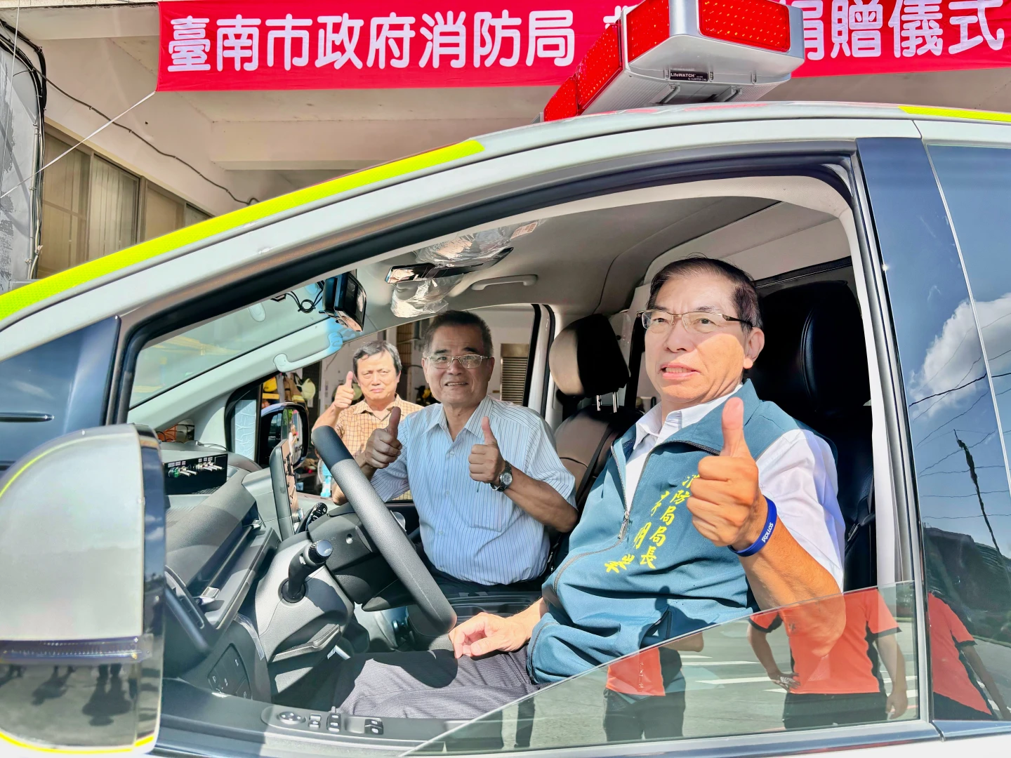 台南勞工局長王鑫基(右2)代表家族捐贈410萬元高階救護車。消防局提供