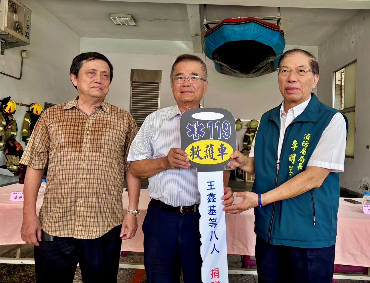 王鑫基與4名妹妹等家族8人合捐救護車。消防局提供