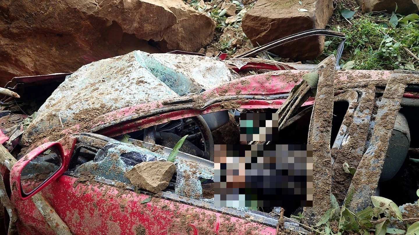 小轎車內2人被卡住,被緊急救出送醫。民眾提供