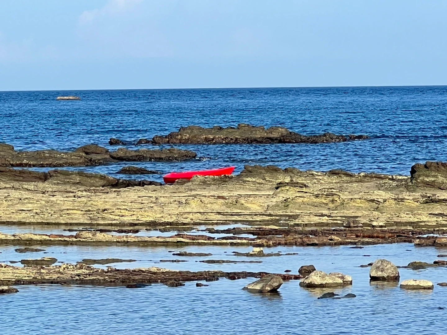 貢寮澳仔漁港傳獨木舟翻船意外,一男落海目前失蹤。翻攝畫面