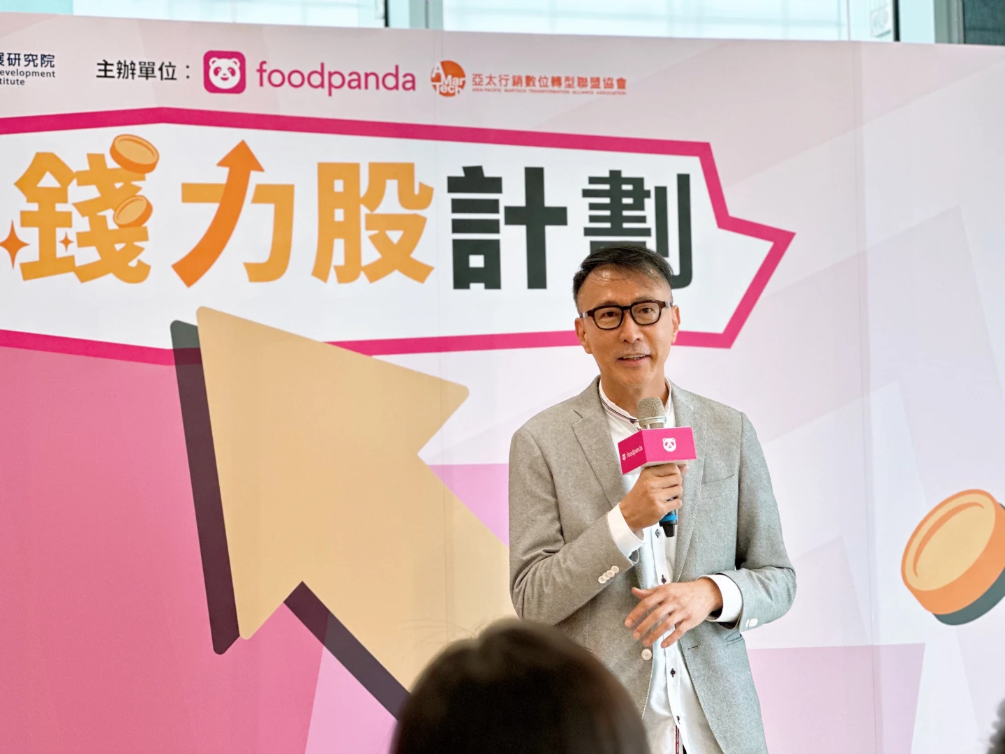 AMT高端訓創會長表示,「餐飲錢力股計畫」主要助中小型餐飲、小吃店、街邊店等,平台的背後就是大數據,就像是「站在巨人的肩膀上去成長」。劉沛妘攝