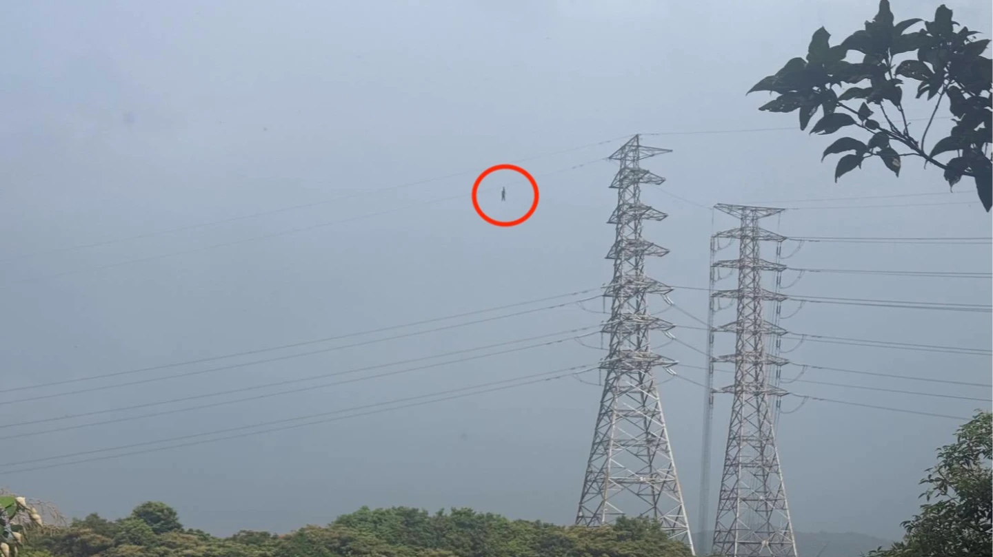 桃園龜山某台電高壓電塔,有男子懸掛電纜上。翻攝畫面