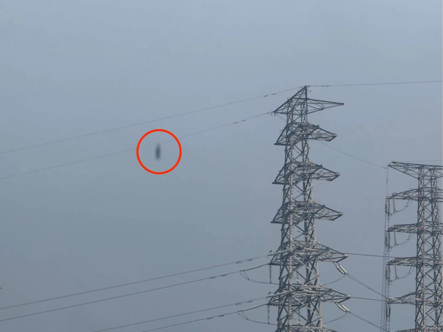 男子懸掛在20層樓高的高壓電塔上。翻攝畫面