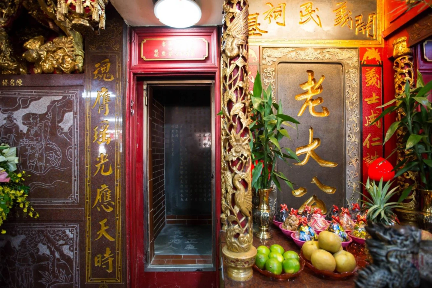 每年農曆七月,基隆中元祭由開基老大公廟進行俗稱「開鬼門」的開龕門儀式,揭開為期一個月的中元祭典。翻攝自魅力基隆臉書