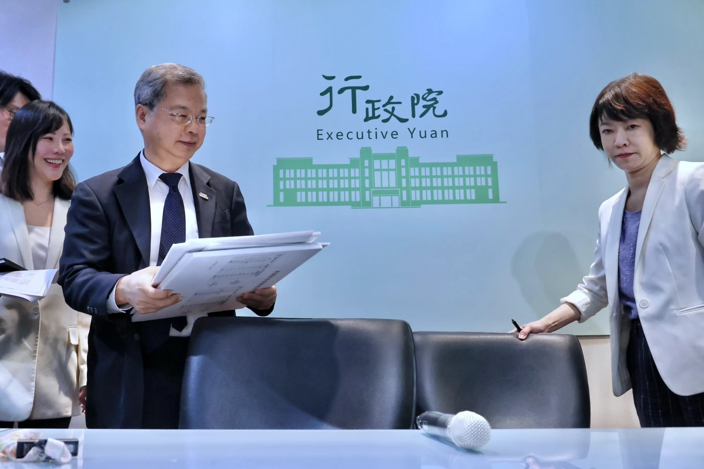 行政院秘書長龔明鑫、經貿談判辦公室副總談判代表顏慧欣向媒體說明關稅議題。林林攝