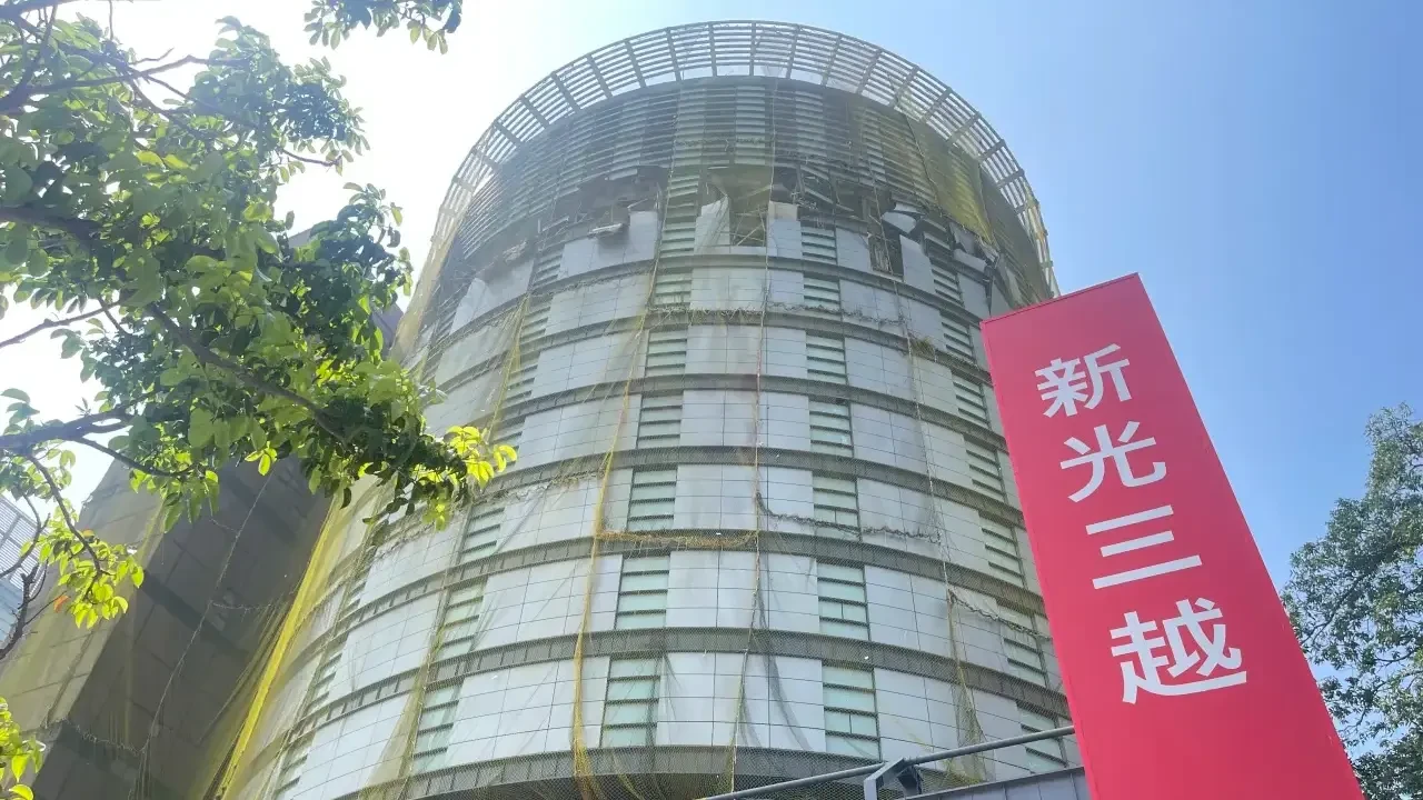 新光三越中港店進入第三階段「整體整建修復至可供使用計畫」修復工程,預計下月底復業。資料照片/王煌忠攝
