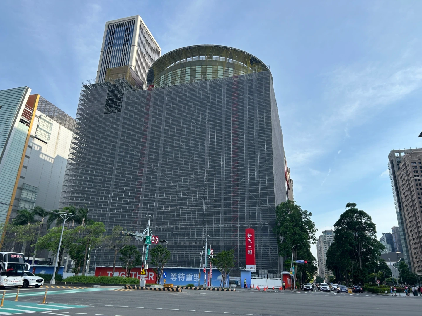 新光三越中港店進入最後修復作業,預計下月底復業。新光三越提供