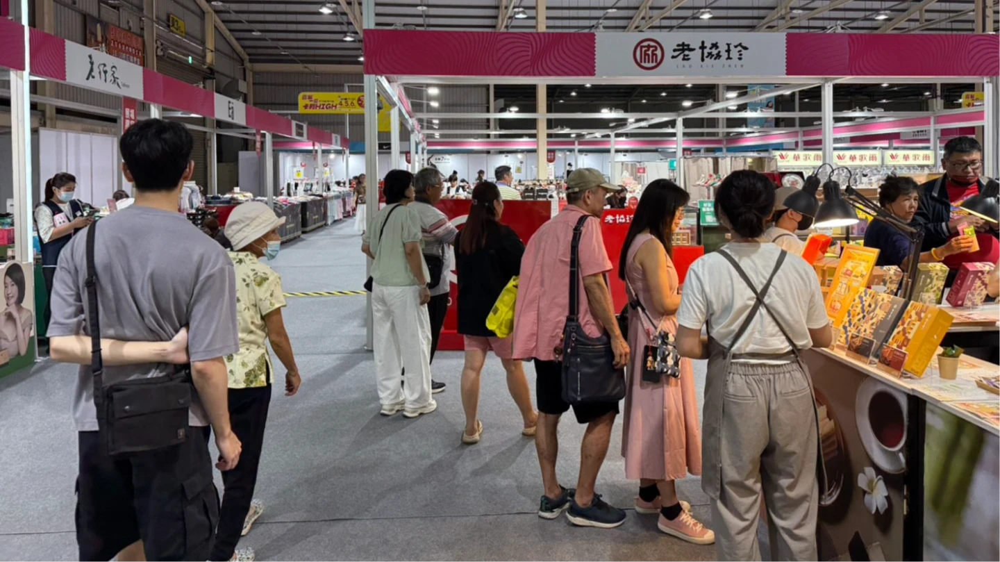 新光三越中港店氣爆至今超過170天,為照顧員工生計,第八場特販會移師台中國際展覽館。新光三越提供