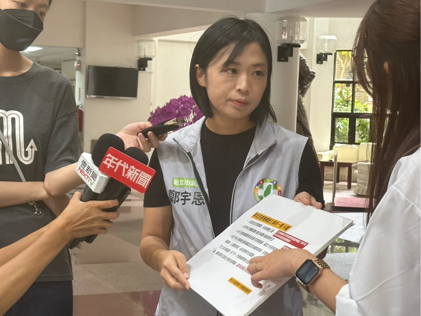 新北市議員鄭宇恩認為社會局、安置中心難辭其咎。翻攝畫面