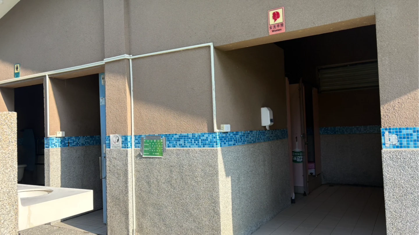 民眾發現曾姓男子頻繁進出高市鳳山區某寵物公園女廁,報警處理,警方趕抵時只見曾男坐在公園內看色情影片。讀者提供
