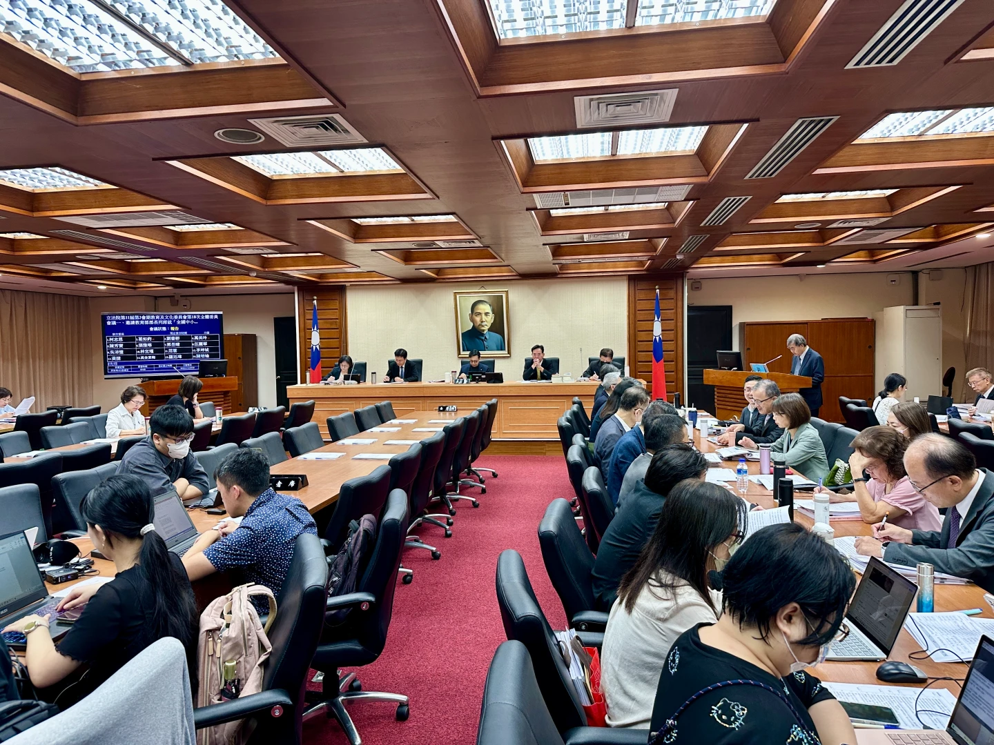 立法院教育及文化委員會今天邀請鄭英耀,針對中小學教師人力問題、台師大女足強迫抽血案等,進行專題報告並備質詢。王良博攝