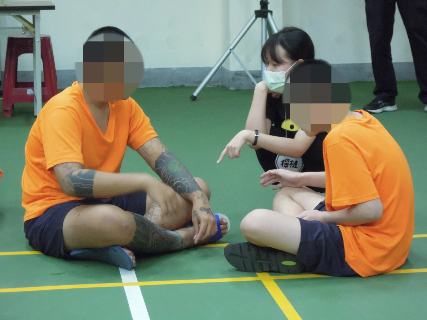 少年身上的刺青圖騰或許是武裝自己的保護傘,抑或是團體認同的通行證。林志青攝
